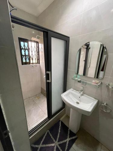 Ένα μπάνιο στο Cloud9 Luxury Apartments