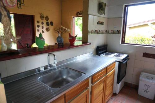 a kitchen with a sink and a stove at Casa Familiar y Naturaleza en Parcelación Privada in Amagá