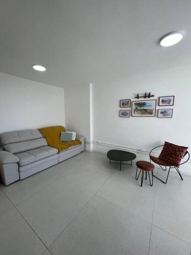 a living room with a couch and two chairs at SJC Funcional e Aconchegante in São José dos Campos