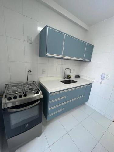 a kitchen with a stove and a sink in it at SJC Funcional e Aconchegante in São José dos Campos