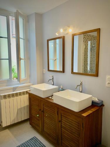 une salle de bain avec deux lavabos et deux miroirs dans l'établissement Beautiful Village House next to Garonne river!, à Couladère
