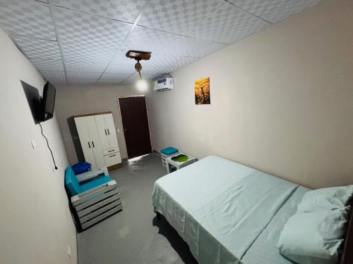ダビッドにあるHostal El Pasoのベッドとテレビのある寝室