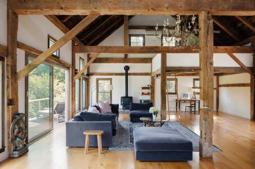 Χώρος καθιστικού στο Stunning All-Season Renovated Barn Escape!