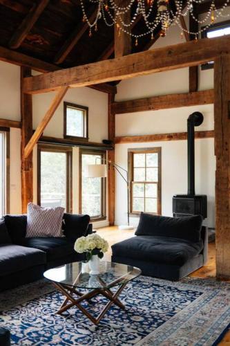 Χώρος καθιστικού στο Stunning All-Season Renovated Barn Escape!
