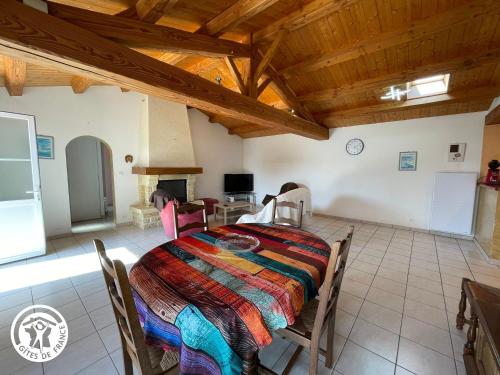 - une chambre avec une table et un lit dans l'établissement Charmante maison en lisière de forêt à Noirmoutier, proche plage et Passage du Gois - FR-1-426-563, à Barbâtre