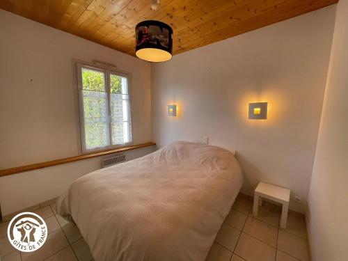 une chambre avec un lit et une fenêtre dans l'établissement Charmante maison en lisière de forêt à Noirmoutier, proche plage et Passage du Gois - FR-1-426-563, à Barbâtre