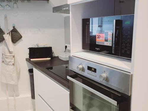 La cuisine est équipée d'un four micro-ondes et d'un comptoir. dans l'établissement Appartement 4 pièces rénové - 9 pers, Ascenseur, Balcon, Parking - Pied des pistes - FR-1-689-136, à Villard-de-Lans