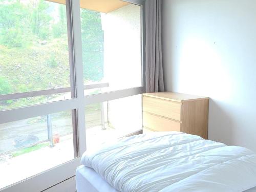 - une chambre avec un lit à côté d'une fenêtre dans l'établissement Appartement 4 pièces rénové - 9 pers, Ascenseur, Balcon, Parking - Pied des pistes - FR-1-689-136, à Villard-de-Lans