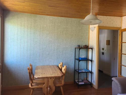 une salle à manger avec une table et une étagère dans l'établissement Appartement confortable 4 pers, 2 chambres, proche centre, balcon & WiFi, Villard-de-Lans - FR-1-689-137, à Villard-de-Lans