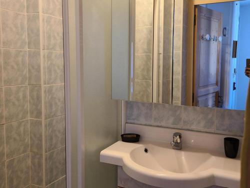 une salle de bain avec un lavabo et un miroir dans l'établissement Appartement confortable 4 pers, 2 chambres, proche centre, balcon & WiFi, Villard-de-Lans - FR-1-689-137, à Villard-de-Lans