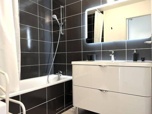 une salle de bains avec un lavabo blanc et un miroir dans l'établissement Appartement moderne 4 pièces à Cavalière, proche plage - FR-1-251-826, au Lavandou