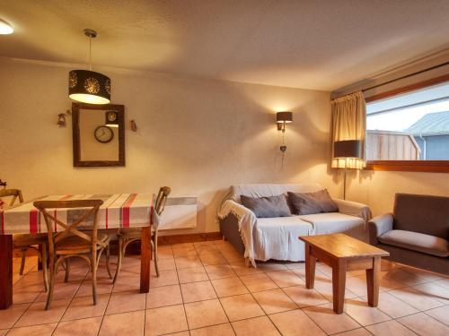 un salon avec un canapé et une table dans l'établissement Morillon: Apt 34m², 6 pers, skis aux pieds - FR-1-642-94, à Morillon