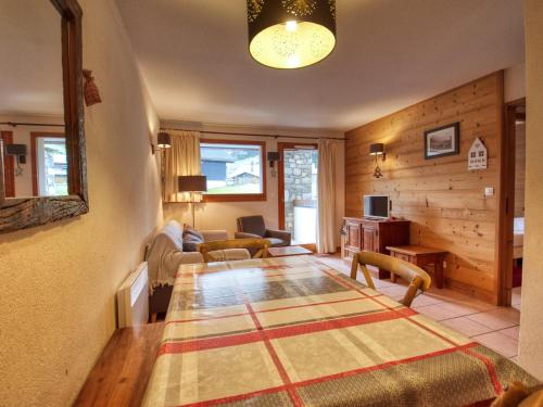 - un salon avec une grande table en bois dans l'établissement Morillon: Apt 34m², 6 pers, skis aux pieds - FR-1-642-94, à Morillon