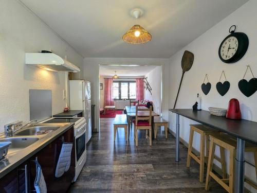 une cuisine avec un comptoir et une salle à manger dans l'établissement Appartement 2 chambres, max 6 pers, proche des stations, centre-ville Cornimont - FR-1-589-666, à Cornimont
