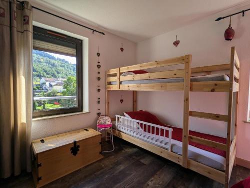 a bedroom with two bunk beds and a window at Appartement 2 chambres, max 6 pers, proche des stations, centre-ville Cornimont - FR-1-589-666 in Cornimont
