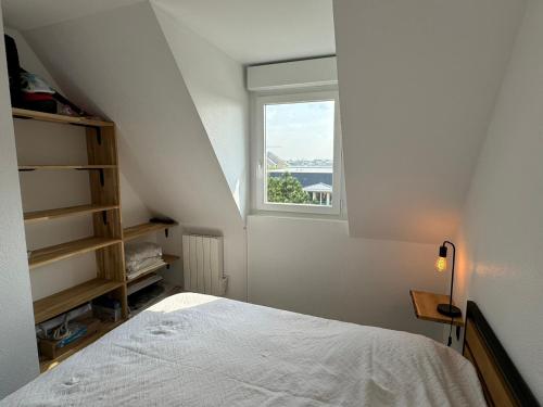une chambre avec un lit et une fenêtre dans l'établissement Cabourg: Appartement 2 Pièces, Proche Plage, Balcon, WiFi - FR-1-487-374, à Cabourg