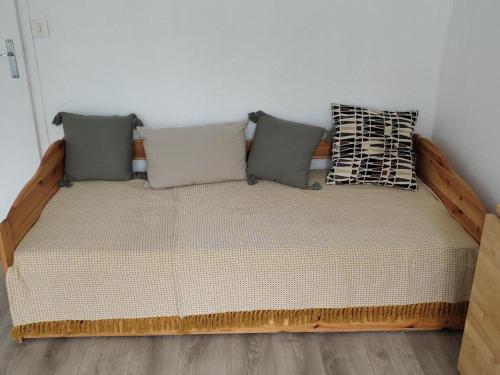 - un lit avec 4 oreillers dans l'établissement Studio Pied des Pistes - 4 Pers, Équipé, Animaux Non Acceptés - FR-1-689-139, à Villard-de-Lans