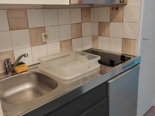 Il comprend une cuisine équipée d'un évier et d'une cuisinière. dans l'établissement Studio Pied des Pistes - 4 Pers, Équipé, Animaux Non Acceptés - FR-1-689-139, à Villard-de-Lans