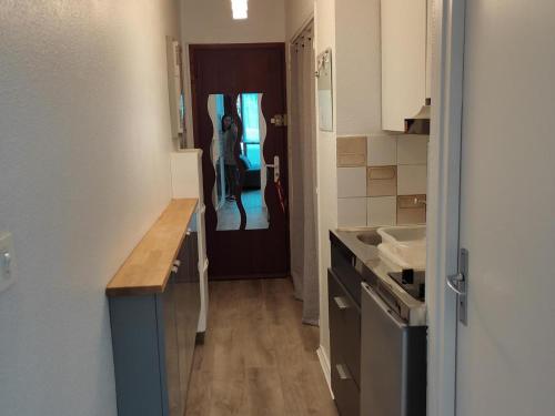 une cuisine avec un couloir menant à une chambre dans l'établissement Studio Pied des Pistes - 4 Pers, Équipé, Animaux Non Acceptés - FR-1-689-139, à Villard-de-Lans