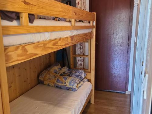 Cette chambre dispose de lits superposés avec 2 lits superposés et un oreiller. dans l'établissement Studio cabine cosy pour 4 au pied des pistes - FR-1-689-140, à Villard-de-Lans