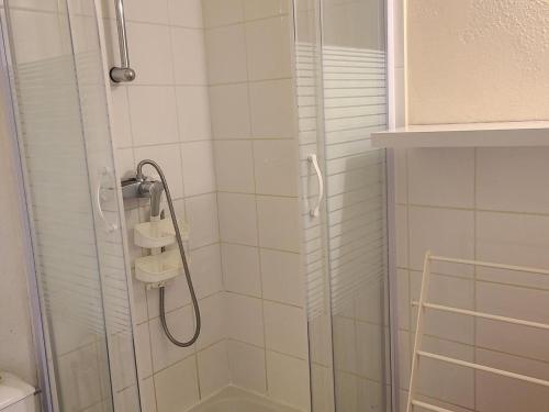 une douche avec une porte vitrée dans une salle de bain dans l'établissement Studio cabine cosy pour 4 au pied des pistes - FR-1-689-140, à Villard-de-Lans