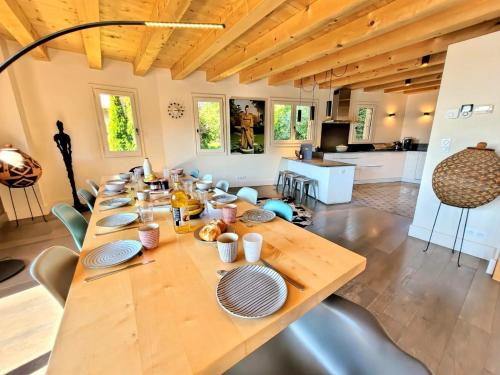 Chalet 6 chambres pour 12 pers avec cheminée et WiFi, vue montagnes