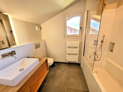 Chalet 6 chambres pour 12 pers avec cheminée et WiFi, vue montagnes