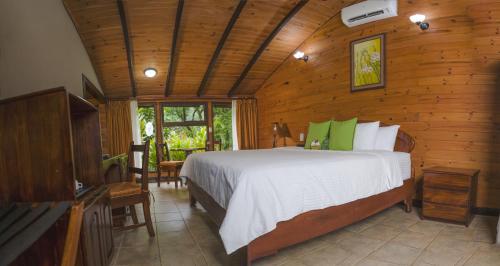 En eller flere senge i et værelse på Montaña de fuego Mountain Resort & Spa