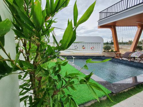 Bazén v ubytování CoCo Villa Quy Nhon - Venuestay nebo v jeho okolí