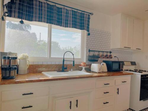 Η κουζίνα ή μικρή κουζίνα στο Cozy Guesthouse in Central OC