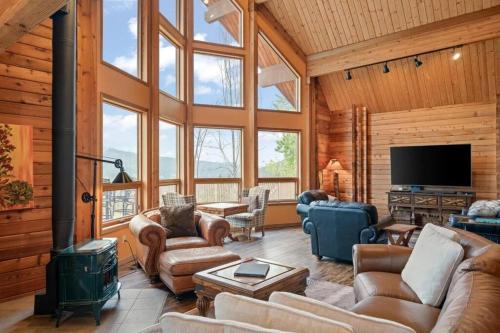 a living room filled with furniture and a flat screen tv at Red Roof Lodge - Leavenworth in Leavenworth