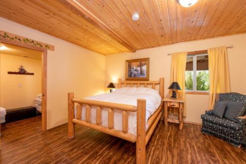 a bedroom with a bed and a wooden ceiling at Red Roof Lodge - Leavenworth in Leavenworth