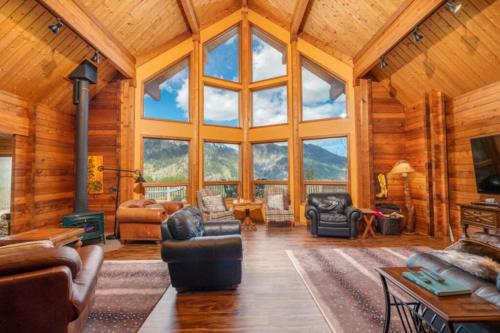 a living room filled with furniture and a large window at Red Roof Lodge - Leavenworth in Leavenworth