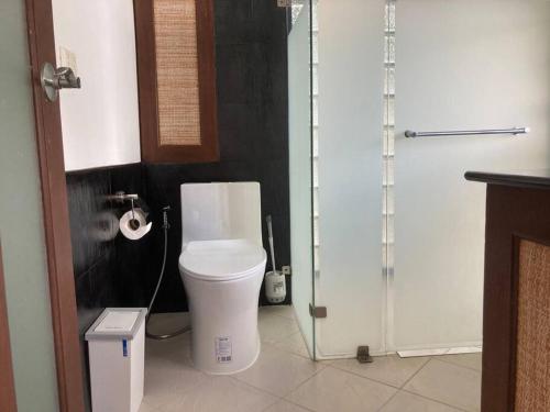 a bathroom with a toilet and a glass shower at Samui Sabai Haus mit Dachterrasse und Pool in Koh Samui 