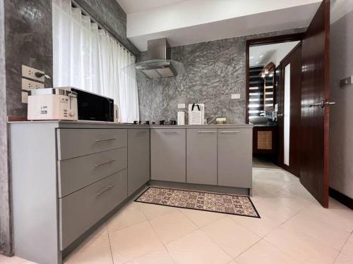 a kitchen with stainless steel cabinets and a counter top at Samui Sabai Haus mit Dachterrasse und Pool in Koh Samui 