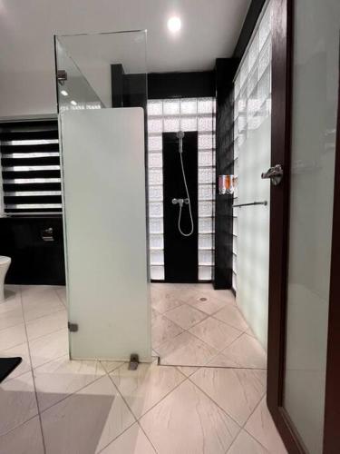 a bathroom with a shower and a glass door at Samui Sabai Haus mit Dachterrasse und Pool in Koh Samui 