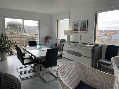 a dining room with a table and chairs at Le Phare in Agon Coutainville