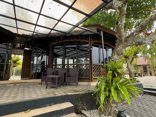 Un restaurante o sitio para comer en Omah Klekaran