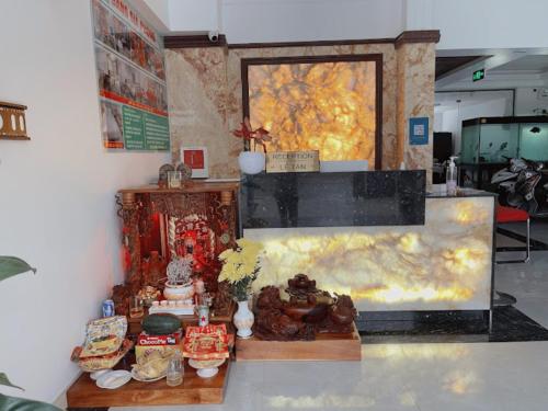 a room with a large fish tank next to a wall at Love Hotel Hóc Môn in Ho Chi Minh City