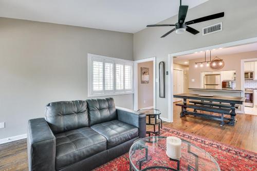 Fotografie z fotogalerie ubytování Bryan Home with Yard and Deck about 4 Mi to Aggieland v destinaci Bryan