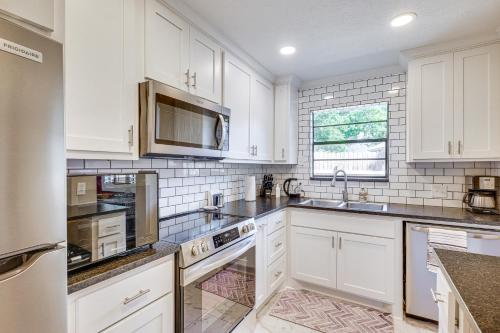 Fotografie z fotogalerie ubytování Bryan Home with Yard and Deck about 4 Mi to Aggieland v destinaci Bryan