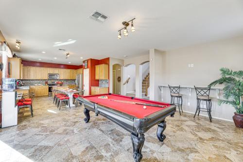 Fotografie z fotogalerie ubytování San Tan Valley with Hot Tub and Oasis-Like Backyard! v destinaci Magma