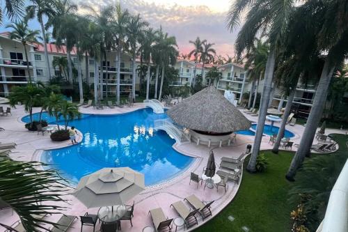 an aerial view of a swimming pool at a resort at Departamento Rubi en Diamante Lakes in Acapulco