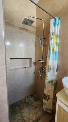 Et badeværelse på Paradise Coastline Lodge