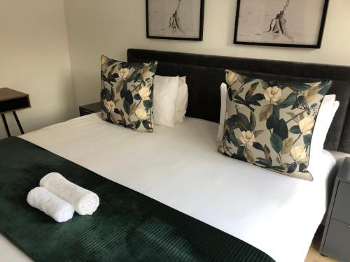 a bedroom with a bed with towels on it at Bluebanana Lodge in Mthatha