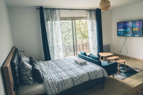 une chambre avec un lit et une fenêtre dans l'établissement Cosy Home, à Livry-Gargan