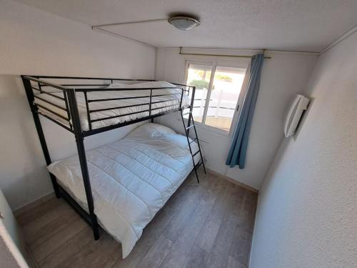 A bed or beds in a room at Le Bosquet, superbe rez de jardin, parking, clim,650m plage Grau d'agde