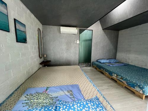a room with two twin beds in it at nhà Ba cơm Má in Phương Phi