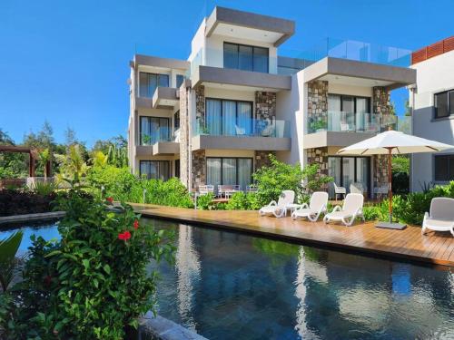 Piscine de l'établissement Penthouse Beachfront Ocean Terraces residence, Poste Lafayette-Apt-D3 ou située à proximité