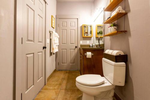 Bilik mandi di Happy Cactus Walkable 2BR by UofA and Parking